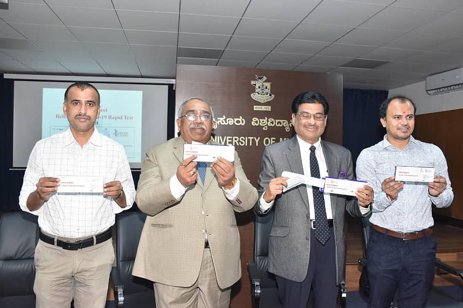 ಮೈಸೂರು ವಿಶ್ವವಿದ್ಯಾಲಯ ಕುಲಪತಿ ಪ್ರೊ.ಜಿ.ಹೇಮಂತಕುಮಾರ್ ರ್ಯಾಪಿಡ್ ಡಿಟೆಕ್ಷನ್ ಟೆಸ್ಟ್ ಕಿಟ್ ಬಿಡುಗಡೆ ಮಾಡಿದರು. ಕಿಟ್ ಅಭಿವೃದ್ಧಿಪಡಿಸಿರುವ ಪ್ರೊ.ಎಸ್.ಚಂದ್ರ ನಾಯಕ್, ಪ್ರೊ.ಕೆ.ಎಸ್.ರಂಗಪ್ಪ, ಡಾ.ಸಿ.ಡಿ.ಮೋಹನ್ ಇದ್ದಾರೆ