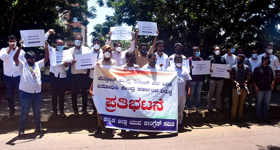 ತೈಲ ಬೆಲೆ ಏರಿಕೆ ವಿರೋಧಿಸಿ ಯುವ ಕಾಂಗ್ರೆಸ್ ಕಾರ್ಯಕರ್ತರು ಮಂಗಳೂರಿನಲ್ಲಿ ಸೋಮವಾರ ಪ್ರತಿಭಟನೆ ನಡೆಸಿದರು.