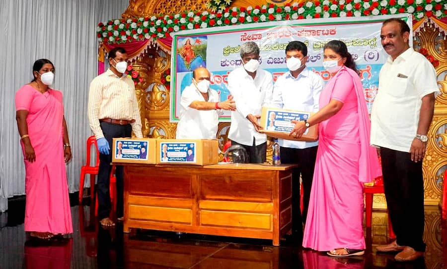 ಕುಂದಾಪುರ ಸಮೀಪದ ಮಾರಣಕಟ್ಟೆಯಲ್ಲಿ ಮೂಕಾಂಬಿಕಾ ಸಭಾಭವನದಲ್ಲಿ ಸೋಮವಾರ ನಡೆದ ಕಾರ್ಯಕ್ರಮದಲ್ಲಿ ಸಂಸದ ಬಿ.ವೈ.ರಾಘವೇಂದ್ರ ಅಗತ್ಯ ವಸ್ತುಗಳ ಕಿಟ್ ವಿತರಣೆ ಮಾಡಿದರು. ಸಚಿವ ಕೋಟ ಶ್ರೀನಿವಾಸ ಪೂಜಾರಿ, ಶಾಸಕ ಬಿ.ಎಂ.ಸುಕುಮಾರ ಶೆಟ್ಟಿ ಇದ್ದರು.