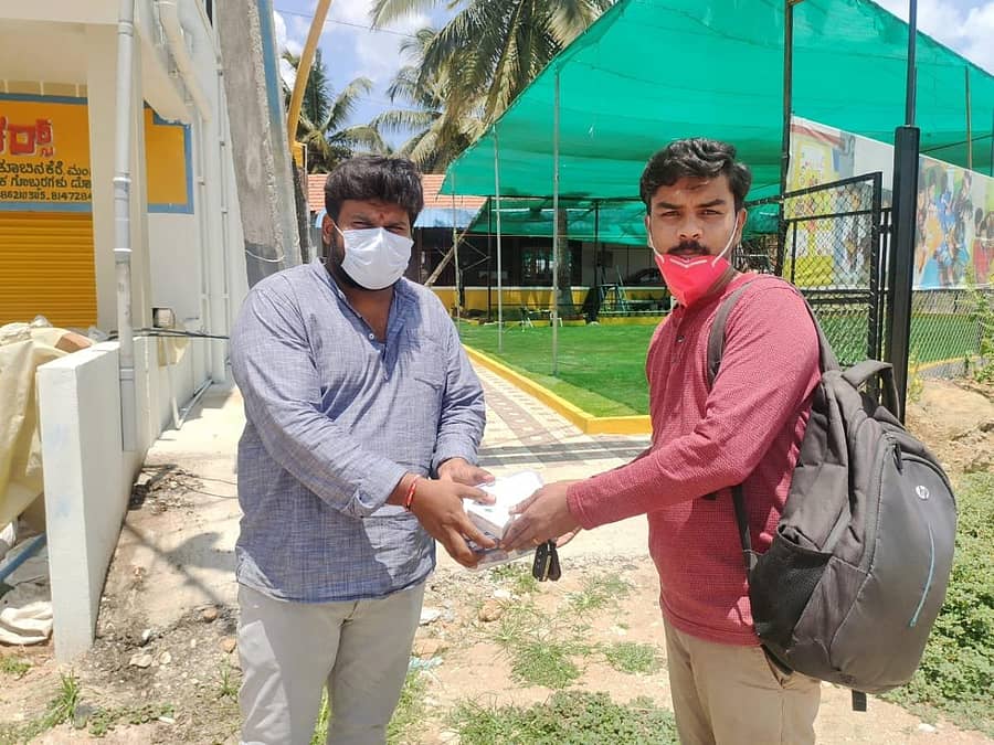 ಕೆರಗೋಡು ಸಮೀಪದ ತೂಬಿನಕೆರೆ ಗ್ರಾಮದಲ್ಲಿ ಸೋಂಕಿತರ ಕುಟುಂಬ ಸದಸ್ಯರಿಗೆ ಯೂತ್ ಫಾರ್ ಸೇವಾ ಜಿಲ್ಲಾ ಸಂಚಾಲಕ ಅವಿನಾಶ್ ಕಿಟ್ ವಿತರಿಸುತ್ತಿರುವುದು