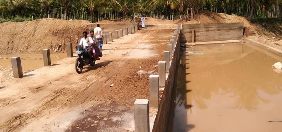 ಹೊಸದುರ್ಗ ತಾಲ್ಲೂಕಿನ ಗುಂಡಿಹಳ್ಳಕ್ಕೆ ನಿರ್ಮಿಸಿರುವ ಬ್ಯಾರೇಜ್‌ ಕಂ ಬ್ರಿಡ್ಜ್‌ ಸಂಚಾರಕ್ಕೆ ಮುಕ್ತವಾಗಿದೆ