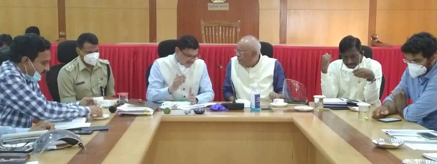 ಕೋವಿಡ್ ಮೂರನೇ ಅಲೆಯಲ್ಲಿ ಮಕ್ಕಳ ಬಗೆಗೆ ಮುಂಜಾಗ್ರತೆ ಸಂಬಂಧ ದಾವಣಗೆರೆಯ ಜಿಲ್ಲಾಡಳಿತ ಭವನದಲ್ಲಿ ಸೋಮವಾರ ನಡೆದ ಸಭೆಯಲ್ಲಿ ಸಂಸದ ಜಿ.ಎಂ.ಸಿದ್ದೇಶ್ವರ, ಜಿಲ್ಲಾಧಿಕಾರಿ ಮಹಾಂತೇಶ ಬೀಳಗಿ, ಜಿಲ್ಲಾ ಪೊಲೀಸ್ ವರಿಷ್ಠಾಧಿಕಾರಿ ಹನುಮಂತರಾಯ, ಸಿಇಒ ವಿಜಯ ಮಹಾಂತೇಶ ದಾನಮ್ಮನವರ್ ಇದ್ದರು.