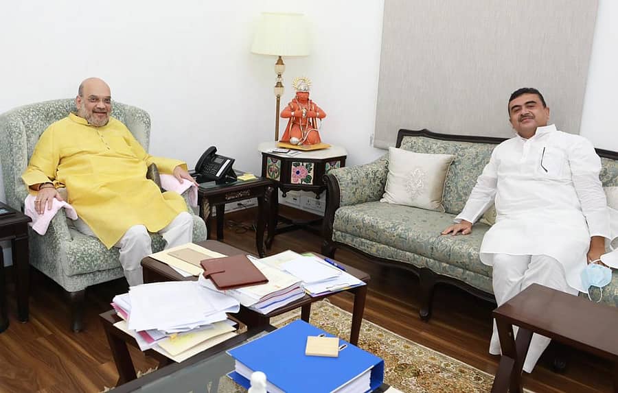 ನವದೆಹಲಿಯ ಕೇಂದ್ರ ಗೃಹ ಸಚಿವರ ಕಚೇರಿಯಲ್ಲಿ ಮಂಗಳವಾರ ಪಶ್ಚಿಮ ಬಂಗಾಳದ ಬಿಜೆಪಿ ಶಾಸಕ ಸುವೇಂದು ಅಧಿಕಾರಿ ಅವರು ಗೃಹ ಸಚಿವ ಅಮಿತ್ ಶಾ ಅವರನ್ನು ಭೇಟಿಯಾಗಿ ಮಾತುಕತೆ ನಡೆಸಿದರು.ಚಿತ್ರ: ಸುವೇಂದು ಅದಿಕಾರಿ ಟ್ವೀಟರ್‌ ಖಾತೆಯಿಂದ