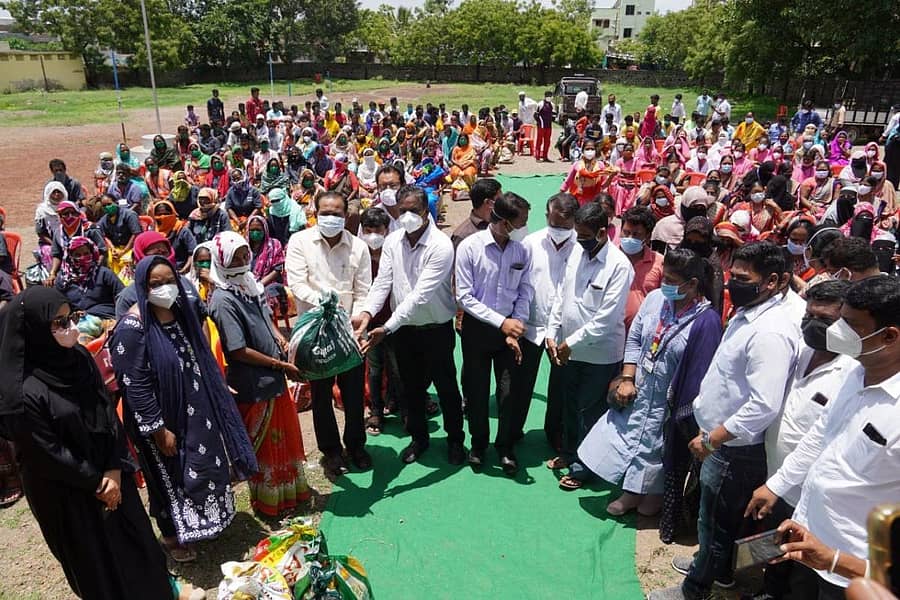 ವಿಜಯಪುರ ನಗರದ ವಿವಿಧ ಬಡಾವಣೆಗಳಲ್ಲಿ ಕೊರೊನಾ ಸೋಂಕು ಹರಡದಂತೆ ತಡೆಗಟ್ಟುವಲ್ಲಿ ಪ್ರಮುಖ ಪಾತ್ರ ವಹಿಸಿರುವ ಮಹಾನಗರ ಪಾಲಿಕೆಯ ಅಧಿಕಾರಿಗಳು, ಪೌರ ಕಾರ್ಮಿಕರು, ಆರೋಗ್ಯ ಇಲಾಖೆ ಸಿಬ್ಬಂದಿ, ಆಶಾ ಕಾರ್ಯಕರ್ತೆಯರು ಅಂಗನವಾಡಿ ಕಾರ್ಯಕರ್ತರ ಕುಟುಂಬಗಳಿಗೆ ನಾಗಠಾಣ ಶಾಸಕ ಡಾ. ದೇವಾನಂದ ಚವ್ಹಾಣ ಆಹಾರ ಧಾನ್ಯದ ಕಿಟ್, ಮಾಸ್ಕ್ ಸ್ಯಾನಿಟೈಸರ್ ವಿತರಿಸಿದರು