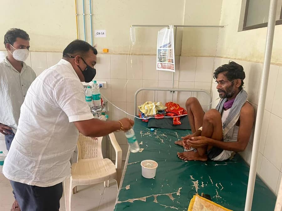 ಆಸ್ಪತ್ರೆಯ ರೋಗಿಗಳಿಗೆ ಆಹಾರ ಪೊಟ್ಟಣ ನೀಡುತ್ತಿರುವ ಧರೆಪ್ಪ ಠಕ್ಕಣ್ಣವರ