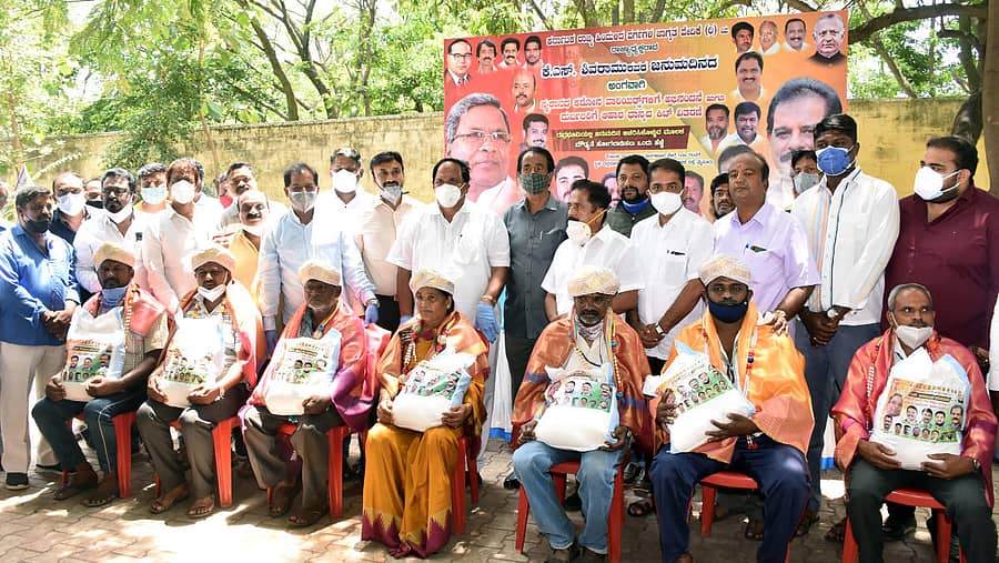 ಕರ್ನಾಟಕ ರಾಜ್ಯ ಹಿಂದುಳಿದ ವರ್ಗಗಳ ಜಾಗೃತಿ ವೇದಿಕೆಯ ರಾಜ್ಯ ಘಟಕದ ಅಧ್ಯಕ್ಷ ಕೆ.ಎಸ್.ಶಿವರಾಮು ಅವರು ತಮ್ಮ ಜನ್ಮದಿನಾಚರಣೆ ಪ್ರಯುಕ್ತ ಮಂಗಳವಾರ ಮೈಸೂರಿನ ಚಾಮುಂಡಿಬೆಟ್ಟದ ಪಾದದಲ್ಲಿರುವ ಸುಡುವ ಸ್ಮಶಾನದಲ್ಲಿ ಬಡವರಿಗೆ ಆಹಾರ ಕಿಟ್ ವಿತರಿಸಿದರು