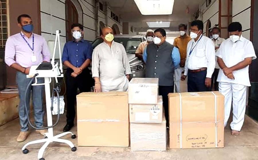 ಹಾವೇರಿ ನಗರದಲ್ಲಿ ಮಂಗಳವಾರ ಧರ್ಮಸ್ಥಳ ಟ್ರಸ್ಟ್ ವತಿಯಿಂದ ವೆಂಟಿಲೇಟರ್‌ಗಳನ್ನು ಜಿಲ್ಲಾ ಉಸ್ತುವಾರಿ ಸಚಿವ ಬಸವರಾಜ ಬೊಮ್ಮಾಯಿ ಅವರಿಗೆ ಹಸ್ತಾಂತರಿಸಲಾಯಿತು. ಜಿಲ್ಲಾಧಿಕಾರಿ ಸಂಜಯ ಶೆಟ್ಟೆಣ್ಣವರ, ಸಿಇಒ ಮೊಹಮ್ಮದ್‌ ರೋಶನ್‌, ಮಾಜಿ ಶಾಸಕ ಶಿವರಾಜ ಸಜ್ಜನರ ಇದ್ದಾರೆ