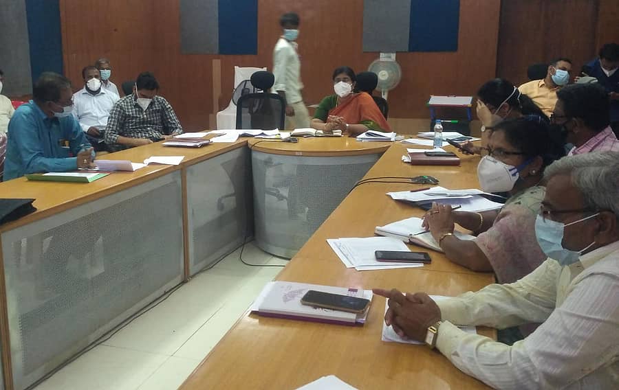 ರಾಷ್ಟ್ರೀಯ ಮಲೇರಿಯಾ ವಿರೋಧಿ ಮಾಸಾಚರಣೆ ನಿಮಿತ್ತ ಬೀದರ್‌ನ ಜಿಲ್ಲಾ ಪಂಚಾಯಿತಿ ಕಚೇರಿಯಲ್ಲಿ ವಿಡಿಯೊ ಸಂವಾದದ ಮೂಲಕ ನಡೆದ ಜಿಲ್ಲಾಮಟ್ಟದ ಅಂತರ ಇಲಾಖಾ ಸಮನ್ವಯ ಸಮಿತಿ ಸಭೆಯಲ್ಲಿ ಜಿಲ್ಲಾ ಪಂಚಾಯಿತಿ ಮುಖ್ಯ ಕಾರ್ಯನಿರ್ವಹಣಾಧಿಕಾರಿ ಜಹೀರಾ ನಸೀಮ್ ಮಾತನಾಡಿದರು