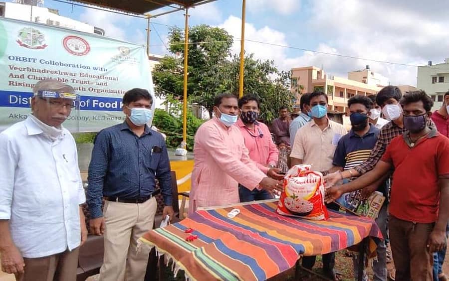 ಬೀದರ್ನ ಅಕ್ಕಮಹಾದೇವಿ ಬಡಾವಣೆಯಲ್ಲಿ ವಿವಿಧ ಸಂಘ ಸಂಸ್ಥೆಗಳ ವತಿಯಿಂದ ಬಡವರಿಗೆ ಆಹಾರಧಾನ್ಯ ಕಿಟ್ ವಿತರಣೆ ಮಾಡಲಾಯಿತು