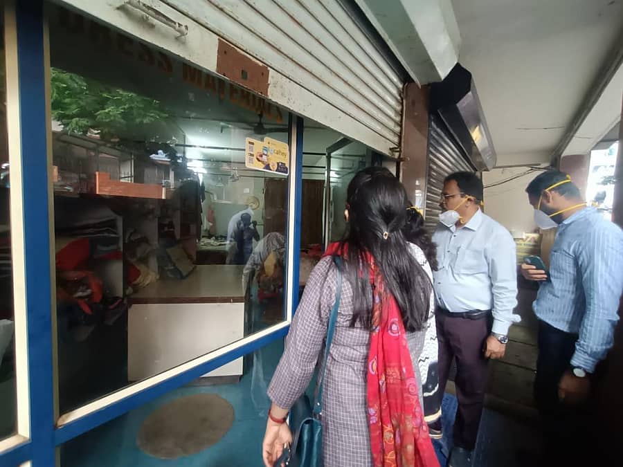 ಮಂಗಳೂರು ನಗರದಲ್ಲಿ ಕೋವಿಡ್-19 ಹರಡುವಿಕೆ ತಡೆಯಲು ಜಿಲ್ಲಾಡಳಿತದ ವಿಧಿಸಿದ ನಿರ್ಬಂಧದ ಮಾರ್ಗಸೂಚಿ ಉಲ್ಲಂಗಿಸಿದ ಅಂಗಡಿ ಮುಂಗಟ್ಟು ಮಾಲೀಕರು ಹಾಗೂ ವಾಹನ ಪ್ರಯಾಣಿಕರಿಗೆ ಮಂಗಳೂರು ಮಹಾನಗರ ಪಾಲಿಕೆ ₹76400 ದಂಡ ವಿಧಿಸಿದದ್ದಾರೆ, ಅಂಗಡಿ ಪರವಾನಗಿ ಅಮಾನತು ಮಾಡಿದ್ದಾರೆ.