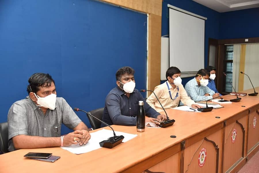 ವಿಜಯಪುರ ಜಿಲ್ಲಾ ಪಂಚಾಯ್ತಿ ಸಭಾಭವನದಲ್ಲಿ ನಡೆದ ಜಿಲ್ಲಾ ಹಾಗೂ ತಾಲ್ಲೂಕು ಮಟ್ಟದ ನೋಡಲ್ ಅಧಿಕಾರಿಗಳ ಸಭೆಯಲ್ಲಿ ಜಿಲ್ಲಾಧಿಕಾರಿ ಪಿ. ಸುನೀಲ್ ಕುಮಾರ್ ಮಾತನಾಡಿದರು. ಜಿಲ್ಲಾ ಪಂಚಾಯ್ತಿ ಮುಖ್ಯ ಕಾರ್ಯನಿರ್ವಾಹಕ ಅಧಿಕಾರಿ ಗೋವಿಂದರೆಡ್ಡಿ, ಹೆಚ್ಚುವರಿ ಜಿಲ್ಲಾಧಿಕಾರಿ ರಮೇಶ ಕಳಸದ, ಉಪವಿಭಾಗಾಧಿಕಾರಿ ಬಲರಾಮ್ ಲಮಾಣಿ , ಜಿಲ್ಲಾ ಆರ್.ಸಿ.ಎಚ್ ಅಧಿಕಾರಿ ಡಾ. ಮಹೇಶ ನಾಗರಬೆಟ್ಟ ಇದ್ದಾರೆ