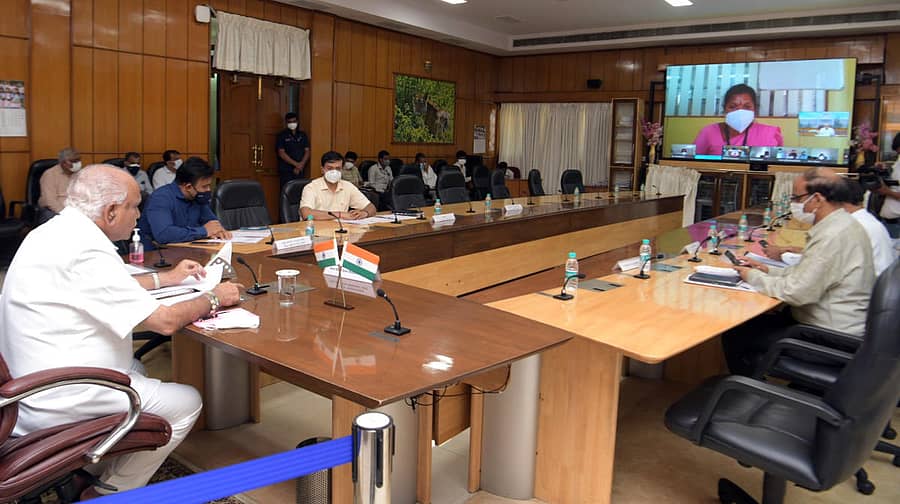 ಮುಖ್ಯಮಂತ್ರಿ ಬಿ.ಎಸ್.ಯಡಿಯೂರಪ್ಪ ಮಂಗಳವಾರ ರಾಜ್ಯದ ವಿವಿಧ ಜಿಲ್ಲೆಗಳ ಆಶಾ ಕಾರ್ಯಕರ್ತೆಯರೊಂದಿಗೆ ವೀಡಿಯೋ ಸಂವಾದ ನಡೆಸಿದರು.