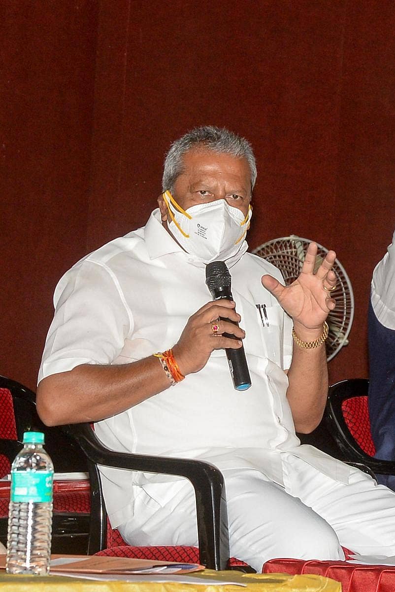 ಕೋವಿಡ್ ನಿಯಂತ್ರಣ ಹಾಗೂ ಕೈಗೊಳ್ಳಬೇಕಾದ ಕ್ರಮಗಳ ಕುರಿತು ದಾವಣಗೆರೆಯಲ್ಲಿ ಮಂಗಳವಾರ ನಡೆದ ಸಭೆಯಲ್ಲಿ ಜಿಲ್ಲಾ ಉಸ್ತುವಾರಿ ಸಚಿವ ಬೈರತಿ ಬಸವರಾಜ ಅವರು ಮಾತನಾಡಿದರು