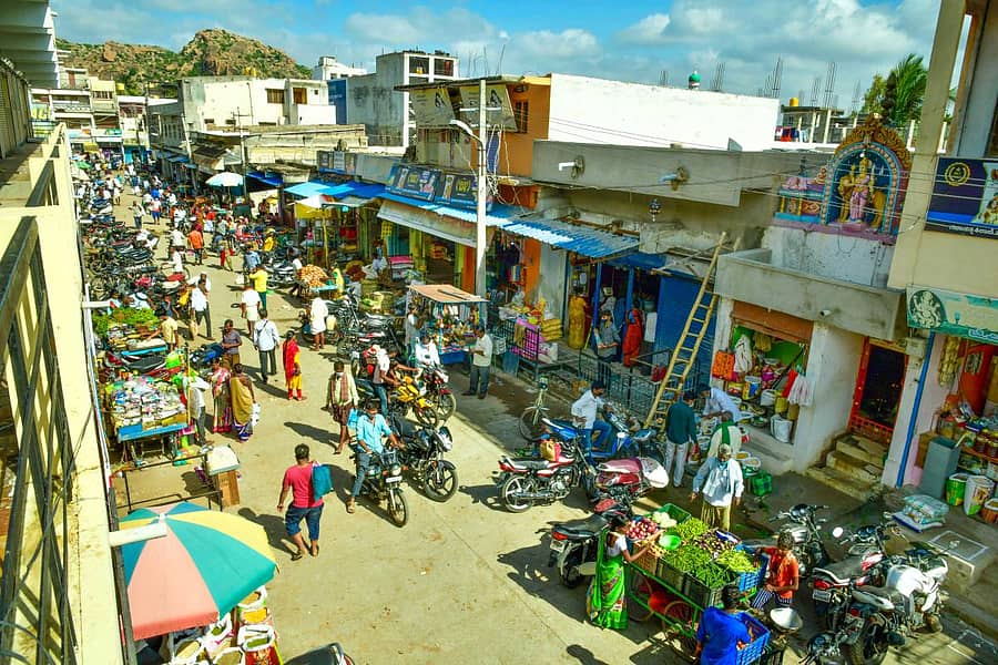 ಲಾಕ್ಡೌನ್ ಸಡಿಲಿಕೆಯಿಂದಾಗಿ ಕೊಪ್ಪಳದ ಮಾರುಕಟ್ಟೆಯಲ್ಲಿ ಮಂಗಳವಾರ ಅಗತ್ಯ ವಸ್ತುಗಳ ಖರೀದಿಗೆ ಬಂದಿದ್ದ ಜನರು