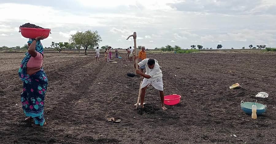 ಕುಕನೂರು ತಾಲ್ಲೂಕಿನ ಮಂಡಲಗೇರಿ ಗ್ರಾಮದಲ್ಲಿ ನರೇಗಾ ಕಾಮಗಾರಿಯಲ್ಲಿ ಕೆಲಸ ಮಾಡುತ್ತಿರುವುದು