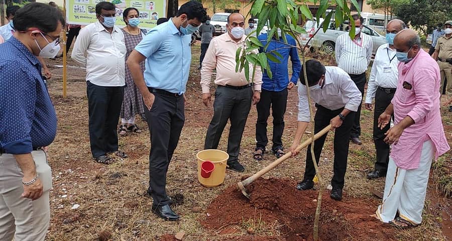 ಉಡುಪಿಯ ಅಜ್ಜರಕಾಡಿನ ಜಿಲ್ಲಾ ರೋಗ ವಾಹಕ ಆಶ್ರಿತ ರೋಗಗಳ ನಿಯಂತ್ರಣಾಧಿಕಾರಿ ಕಚೇರಿ ಆವರಣದಲ್ಲಿ ವಿಶ್ವ ಪರಿಸರ ದಿನದ ಅಂಗವಾಗಿ ಜಿಲ್ಲಾಧಿಕಾರಿ ಜಿ.ಜಗದೀಶ್ ಗಿಡ ನೆಟ್ಟರು. ಶಾಸಕ ಕೆ.ರಘುಪತಿ ಭಟ್, ಡಾ.ನವೀನ್ ಭಟ್, ಬಿ.ಸದಾಶಿವ ಪ್ರಭು, ಡಾ.ನಾಗಭೂಷಣ ಉಡುಪ ಇದ್ದರು.