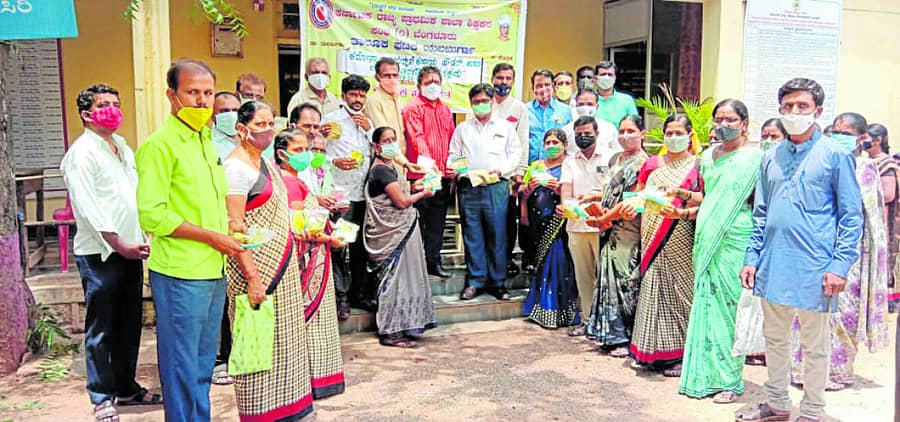 ಯಲಬುರ್ಗಾ ಪಟ್ಟಣದಲ್ಲಿ ಮಂಗಳವಾರ ಶಿಕ್ಷಕರ ಸಂಘ ಹಾಗೂ ಸ್ಥಳೀಯ ಪಟ್ಟಣ ಪಂಚಾಯಿತಿ ವತಿಯಿಂದ ಕೋವಿಡ್ ವಾರಿಯರ್ಸ್ಗಳಿಗೆ ಕಷಾಯದ ಪುಡಿ ಹಾಗೂ ಮಾಸ್ಕ್ಗಳನ್ನು ವಿತರಿಸಿದರು