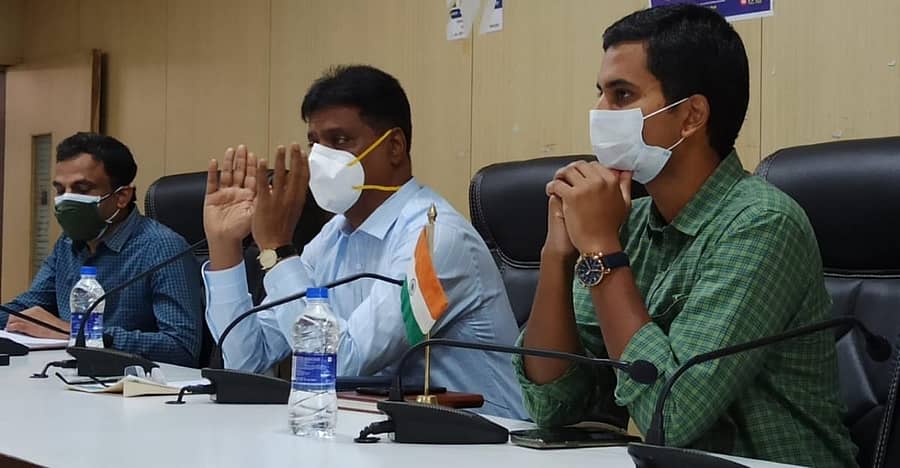 ಬೆಳಗಾವಿಯಲ್ಲಿ ಕಾರ್ಮಿಕ ಸಂಘಟನೆಗಳ ಮುಖಂಡರು ಹಾಗೂ ಅಧಿಕಾರಿಗಳೊಂದಿಗೆ ಬುಧವಾರ ನಡೆದ ಸಭೆಯಲ್ಲಿ ಜಿಲ್ಲಾಧಿಕಾರಿ ಎಂ.ಜಿ. ಹಿರೇಮಠ ಮಾತನಾಡಿದರುಪ್ರಜಾವಾಣಿ ಚಿತ್ರ