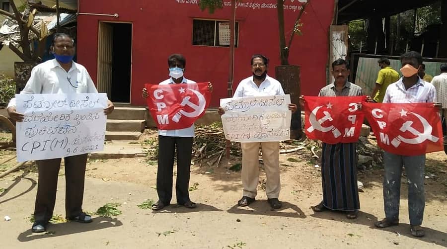 ತೈಲ ದರ ಏರಿಕೆ ವಿರೋಧಿಸಿ ಸಿಪಿಐ (ಎಂ) ಕಾರ್ಯಕರ್ತರು ಬುಧವಾರ ಹೊಸಪೇಟೆಯಲ್ಲಿ ಸಾಂಕೇತಿಕ ಪ್ರತಿಭಟನೆ ನಡೆಸಿದರು