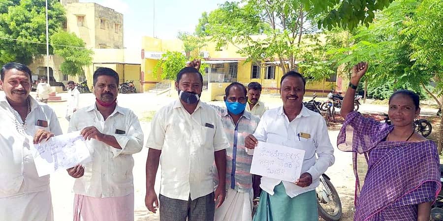 ಕುರುಗೋಡು ತಾಲ್ಲೂಕಿನ ಸಿಪಿಎಂ ಕಾರ್ಯಕರ್ತರು ಇಂಧನ ದರ ಏರಿಕೆ ಖಂಡಿಸಿ ಬುಧವಾರ ಪ್ರತಿಭಟನೆ ನಡೆಸಿದರು