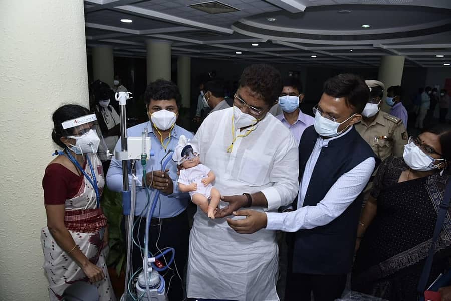 ಕೋವಿಡ್ನಿಂದ ಬಳಲುವ ಶಿಶುಗಳ ಚಿಕಿತ್ಸೆ ಕುರಿತ ಸಿಮ್ಯುಲೇಟರ್ ಅನ್ನು ಸಚಿವ ಆರ್.ಅಶೋಕ ವೀಕ್ಷಿಸಿದರು. ಗೌರವ್ ಗುಪ್ತ ಅವರು ಇದ್ದಾರೆ.