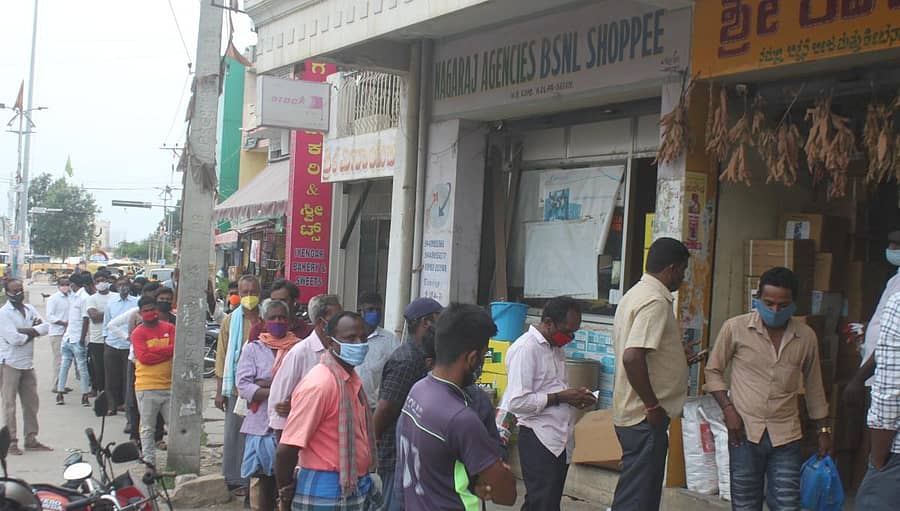 ಜಿಲ್ಲೆಯಲ್ಲಿ ಉತ್ತಮ ಮಳೆಯಾಗಿರುವ ಹಿನ್ನೆಲೆಯಲ್ಲಿ ಕೃಷಿ ಚಟುವಟಿಕೆ ಚುರುಕುಗೊಂಡಿದ್ದು, ರೈತರು ಬಿತ್ತನೆ ಬೀಜ ಮತ್ತು ರಸಗೊಬ್ಬರ ಖರೀದಿಗಾಗಿ ಕೋಲಾರದ ಅಂಗಡಿಯೊಂದರ ಮುಂದೆ ಸಾಲುಗಟ್ಟಿ ನಿಂತಿರುವುದು.