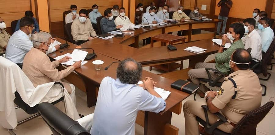 ಬೆಳಗಾವಿಯಲ್ಲಿ ಜಿಲ್ಲಾ ಉಸ್ತುವಾರಿ ಸಚಿವ ಗೋವಿಂದ ಕಾರಜೋಳ ಬುಧವಾರ ಜಿಲ್ಲಾ ಮಟ್ಟದ ಅಧಿಕಾರಿಗಳ ಸಭೆ ನಡೆಸಿದರುಪ್ರಜಾವಾಣಿ ಚಿತ್ರ