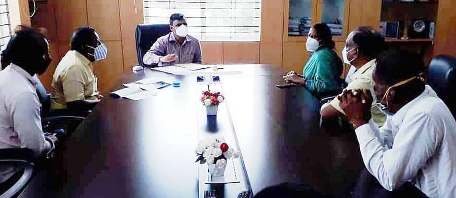 ಕೆಜಿಎಫ್ ತಾಲ್ಲೂಕಿನ ಚಕ್ರಬಂಡೆ ಗ್ರಾಮದ ರೈತ ಚಂಗಾರೆಡ್ಡಿ ಸಾವಿನ ಪ್ರಕರಣ ಸಂಬಂಧ ಶಾಸಕಿ ಎಂ.ರೂಪಕಲಾ ಕೋಲಾರದಲ್ಲಿ ಬುಧವಾರ ಜಿಲ್ಲಾಧಿಕಾರಿ ಆರ್.ಸೆಲ್ವಮಣಿ ಅವರನ್ನು ಭೇಟಿಯಾಗಿ ತಹಶೀಲ್ದಾರ್ ವಿರುದ್ಧ ಶಿಸ್ತುಕ್ರಮ ಜರುಗಿಸುವಂತೆ ಒತ್ತಾಯಿಸಿದರು.