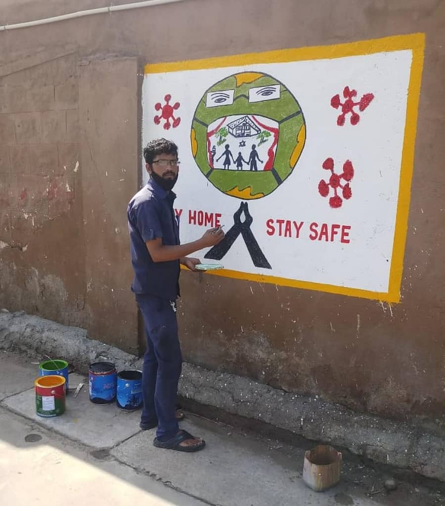 ಹೊಸಪೇಟೆ ಕೇಂದ್ರ ಬಸ್ ನಿಲ್ದಾಣದ ಗೋಡೆ ಮೇಲೆ ಸಾರಿಗೆ ಸಂಸ್ಥೆ ನೌಕರರೊಬ್ಬರು ಬುಧವಾರ ಕೊರೊನಾ ಜಾಗೃತಿ ಮೂಡಿಸುವ ಚಿತ್ರ ಬಿಡಿಸಿದರು