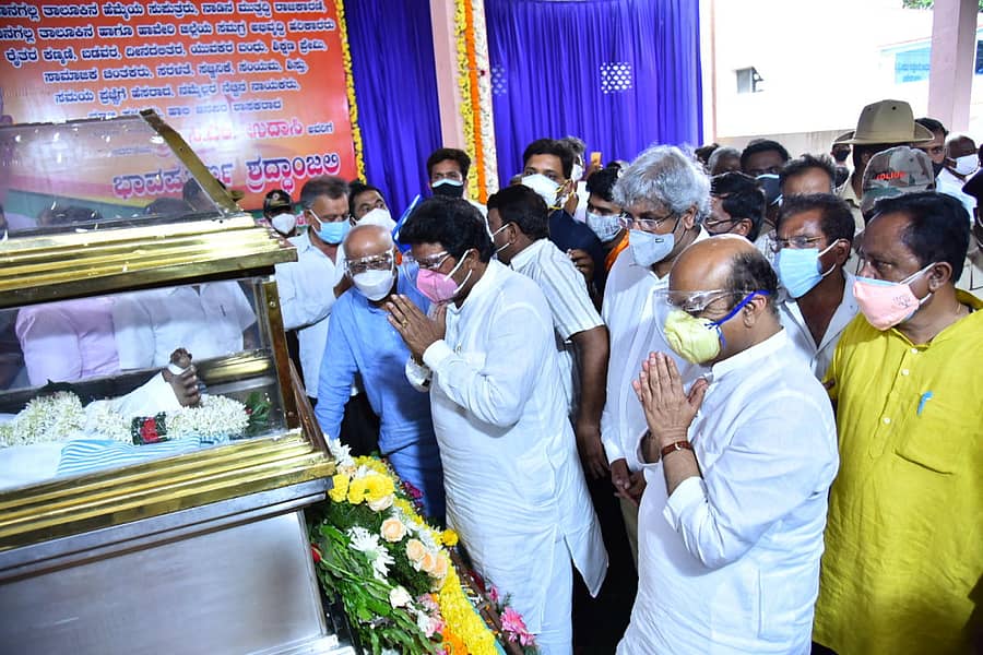 ಶಾಸಕ ಸಿ.ಎಂ. ಉದಾಸಿ ಅವರ ಪಾರ್ಥಿವ ಶರೀರಕ್ಕೆ ಸಚಿವರಾದ ಬಸವರಾಜ ಬೊಮ್ಮಾಯಿ, ಬಿ.ಸಿ.ಪಾಟೀಲ ಅಂತಿಮ ನಮನ ಸಲ್ಲಿಸಿದರು. ಸಂಸದ ಶಿವಕುಮಾರ ಉದಾಸಿ ಇದ್ದಾರೆ