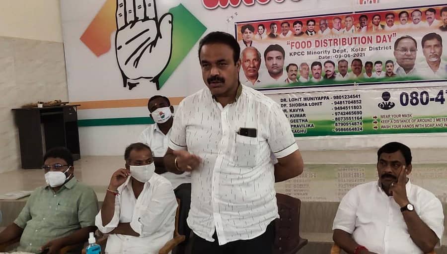 ಕಾಂಗ್ರೆಸ್ ಅಲ್ಪಸಂಖ್ಯಾತರ ಘಟಕವು ಕೋಲಾರದಲ್ಲಿ ಬುಧವಾರ ಹಮ್ಮಿಕೊಂಡಿದ್ದ ಕಾರ್ಯಕ್ರಮದಲ್ಲಿ ಪಕ್ಷದ ಜಿಲ್ಲಾ ಘಟಕದ ಅಧ್ಯಕ್ಷ ಕೆ.ಚಂದ್ರಾರೆಡ್ಡಿ ಮಾತನಾಡಿದರು