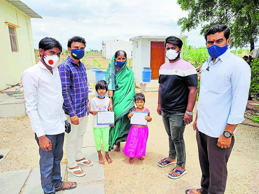 ದೇವಾಪುರ ಗ್ರಾಮದ ಮಕ್ಕಳ ಹೆಸರಿನಲ್ಲಿ ಎಫ್ಡಿ ಮಾಡಿಸಿದ ಬಾಂಡ್ನ್ನು ರಾಜೂಗೌಡ ಸೇವಾ ಸಮಿತಿಯವರು ಮಕ್ಕಳ ಅಜ್ಜಿಗೆ ಬುಧವಾರ ವಿತರಿಸಿದರು