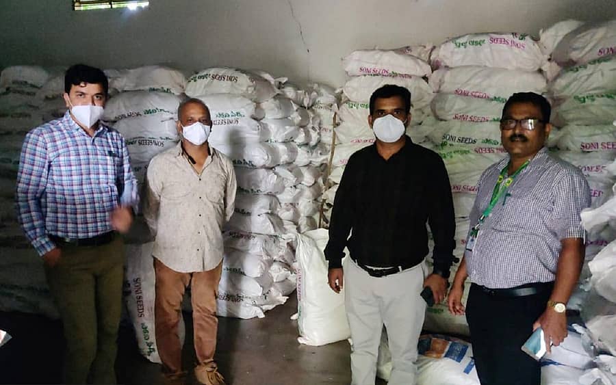 ರಾಣೆಬೆನ್ನೂರಿನ ಮಾರಾಟ ಮಳಿಗೆಯಲ್ಲಿ ಅಕ್ರಮವಾಗಿ ದಾಸ್ತಾನು ಮಾಡಿದ್ದ ಮೆಕ್ಕೆಜೋಳ ಬಿತ್ತನೆ ಬೀಜವನ್ನು ಕೃಷಿ ಅಧಿಕಾರಿಗಳು ವಶಪಡಿಸಿಕೊಂಡರು