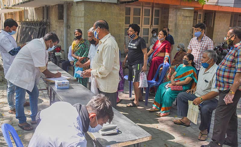 ಕೋವಿಡ್ ಲಸಿಕೆ ಹಾಕಿಸಿಕೊಳ್ಳಲು ನೋಂದಣಿ ಮಾಡಿಸಿ ಕಾಯುತ್ತಿರುವುದು–ಸಾಂದರ್ಭಿಕ ಚಿತ್ರ
