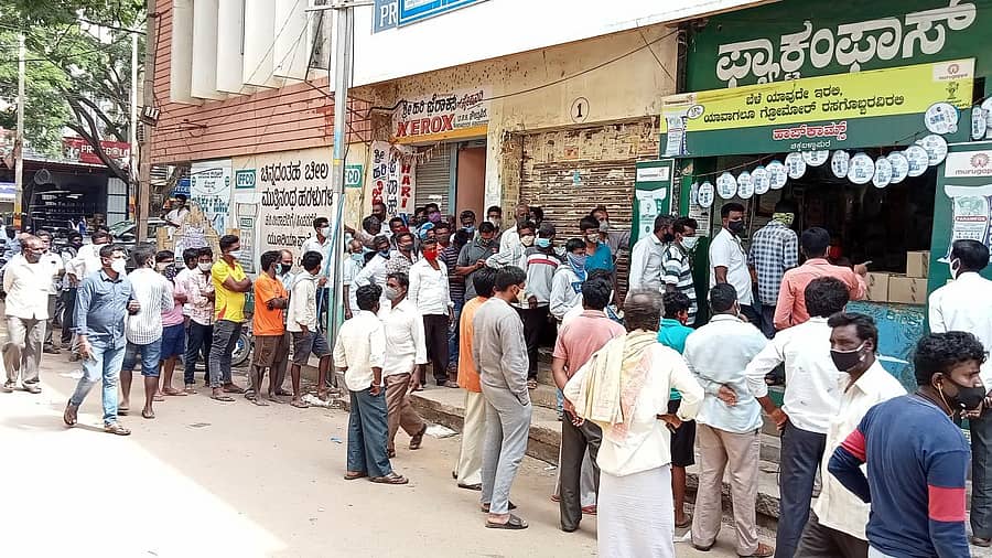 ಗೊಬ್ಬರ ಖರೀದಿಗೆ ಮುಗಿಬಿದ್ದಿರುವ ರೈತರು