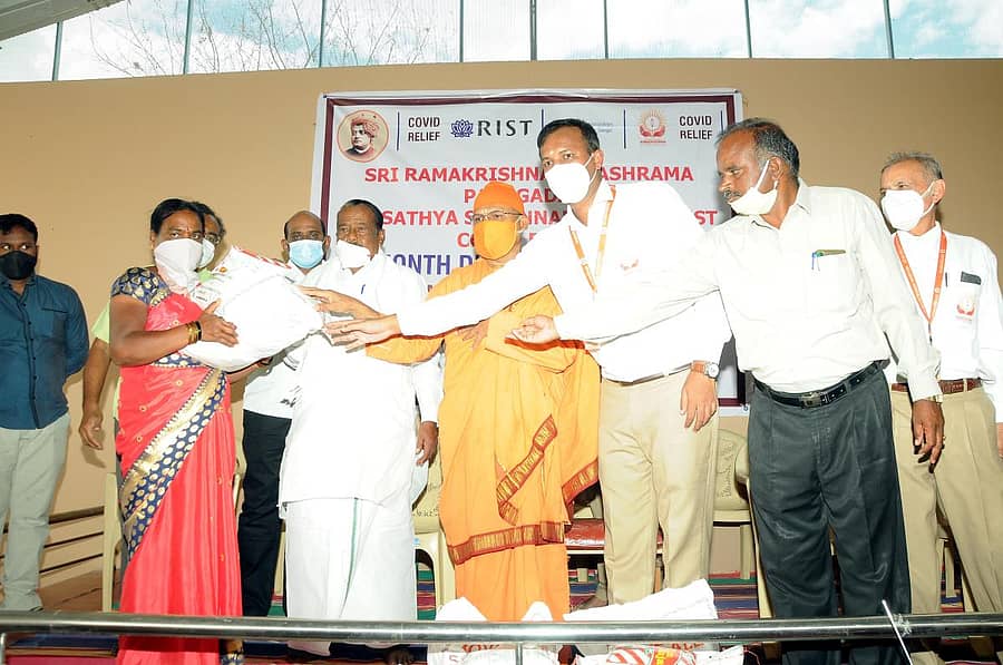 ದಿನಸಿ ಕಿಟ್ ವಿತರಣಾ ಕಾರ್ಯಕ್ರಮಕ್ಕೆ ಚಾಲನೆ ನೀಡಿದ ಶಾಸಕ ವೆಂಕಟರಮಣಪ್ಪ