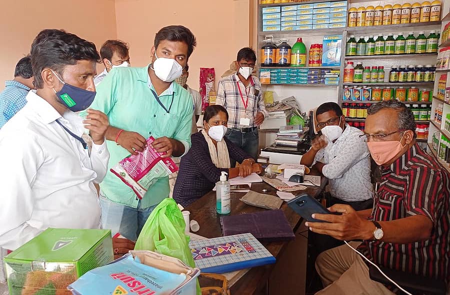 ಗುರುಮಠಕಲ್ ಪಟ್ಟಣದ ರಸಗೊಬ್ಬರ ಅಂಗಡಿಗಳಿಗೆ ಭೇಟಿ ನೀಡಿ ಪರಿಶೀಲಿಸಿದ ಕೃಷಿ ಇಲಾಖೆ ಜಾರಿದಳದ ಸಹಾಯಕ ನಿರ್ದೇಶಕಿ ರೂಪಾ. ಎಂ.