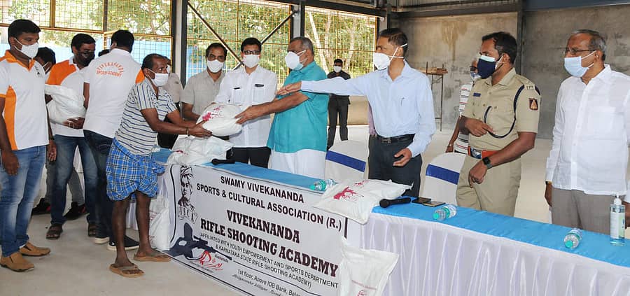 ಸಚಿವ ಜೆ.ಸಿ.ಮಾಧುಸ್ವಾಮಿ ಆಹಾರ ಪದಾರ್ಥಗಳ ಕಿಟ್ ವಿತರಿಸಿದರು