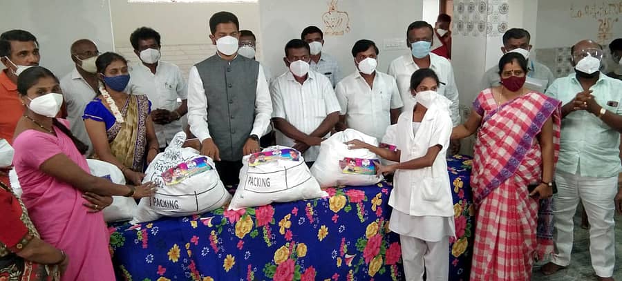 ಹೊಸಕೋಟೆ ತಾಲ್ಲೂಕಿನ ಅನುಗೊಂಡನಹಳ್ಳಿ ಗ್ರಾಮ ಪಂಚಾಯಿತಿಯಲ್ಲಿ ಕೊರೊನಾ ವಾರಿಯರ್ಸ್ಗೆ ಶಾಸಕ ಶರತ್ ಬಚ್ಚೇಗೌಡ ದಿನಸಿ ವಿತರಿಸಿದರು