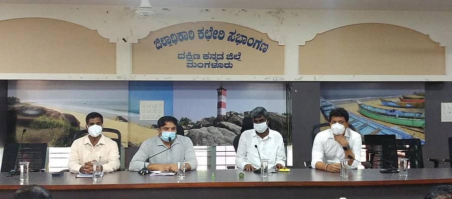 ದಕ್ಷಿಣ ಕನ್ನಡ ಜಿಲ್ಲಾಧಿಕಾರಿ ಕಚೇರಿ ಸಭಾಂಗಣದಲ್ಲಿ ಬುಧವಾರ ನಡೆದ ಖಾಸಗಿ ಆಸ್ಪತ್ರೆಗಳಲ್ಲಿ ಕೋವಿಡ್ ರೋಗಿಗಳ ಚಿಕಿತ್ಸೆ, ಬಿಲ್ ಸಂಬಂಧಿಸಿದ ಸಭೆಯ ಅಧ್ಯಕ್ಷತೆ ವಹಿಸಿ ಕೋಟ ಶ್ರೀನಿವಾಸ ಪೂಜಾರಿ ಮಾತನಾಡಿದರು.