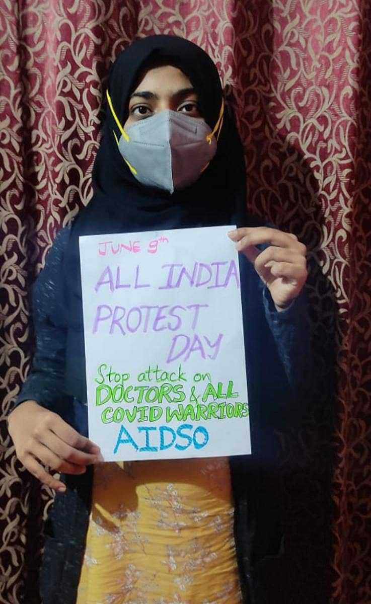 ವೈದ್ಯರು ಮತ್ತು ವೈದ್ಯಕೀಯ ಸಿಬ್ಬಂದಿಯ ಮೇಲೆ ಹೆಚ್ಚುತ್ತಿರುವ ಹಲ್ಲೆಯನ್ನು ಖಂಡಿಸಿ ಹಾಗೂ ಸೂಕ್ತ ರಕ್ಷಣೆಗೆ ಆಗ್ರಹಿಸಿ ಎಐಡಿಎಸ್ಒ ಕಾರ್ಯಕರ್ತರು ಬುಧವಾರ ಪ್ರತಿಭಟನೆ ನಡೆಸಿದರು