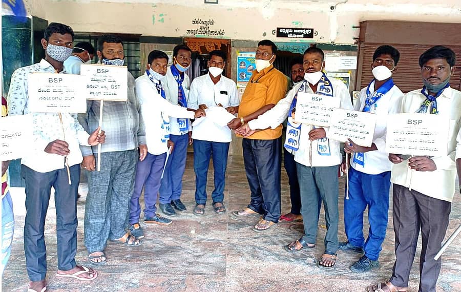 ಗುರುಮಠಕಲ್‌ ಪಟ್ಟಣದಲ್ಲಿ ಗುರುವಾರ ತಹಶೀಲ್ದಾರ್‌ ಮಹಮ್ಮದ್‌ ಶಕೀಲ್‌ ಅವರಿಗೆ ಬಿಎಸ್‌ಪಿ ತಾಲ್ಲೂಕು ಘಟಕದಿಂದ ಮನವಿಪತ್ರ ನೀಡಲಾಯಿತು