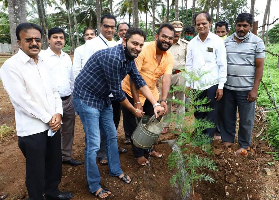 ಹುಕ್ಕೇರಿ ತಾಲ್ಲೂಕಿನ ಹಿರಾ ಶುಗರ್ಸ್ ಆವರಣದಲ್ಲಿ ಕಾರ್ಖಾನೆಯ ಅಧ್ಯಕ್ಷರೂ ಆದ ಜಿ.ಪಂ.ಸದಸ್ಯ ನಿಖಿಲ್ ಕತ್ತಿ ಸಸಿನೆಟ್ಟು ವಿಶ್ವಪರಿಸರ ದಿನ ಆಚರಿಸಿದರು. ಜಿ.ಪಂ.ಸದಸ್ಯ ಪವನ್ ಕತ್ತಿ, ನಿರ್ದೇಶಕ ಉದಯ ದೇಸಾಯಿ ಇದ್ದಾರೆ