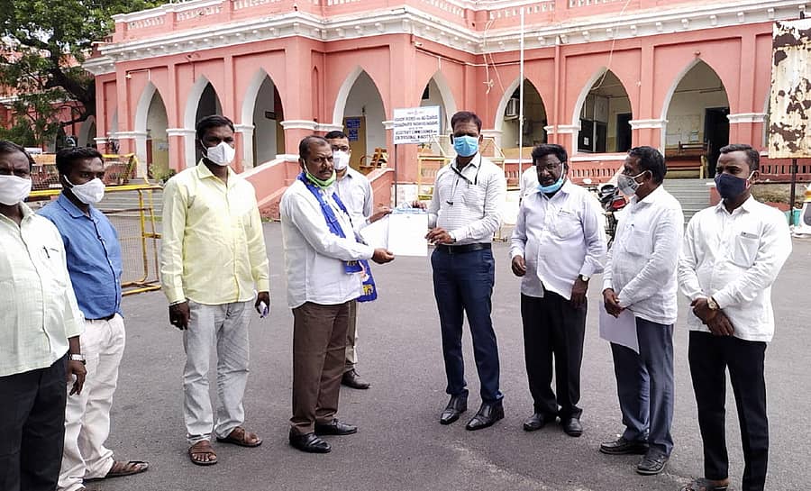 ಬಹುಜನ ಸಮಾಜ ಪಕ್ಷ ಜಿಲ್ಲಾ ಘಟಕದ ಪದಾಧಿಕಾರಿಗಳು ರಾಯಚೂರಿನಲ್ಲಿ ಜಿಲ್ಲಾಡಳಿತದ ಮೂಲಕ ರಾಷ್ಟ್ರಪತಿಗೆ ಬುಧವಾರ ಮನವಿ ಸಲ್ಲಿಸಿದರು