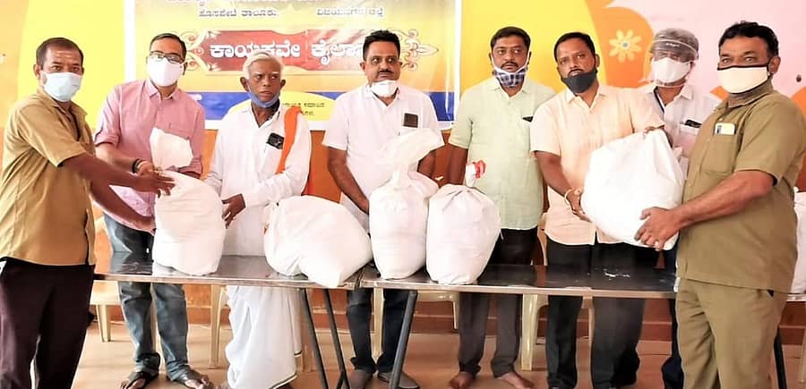 ವೀರಶೈವ ಲಿಂಗಾಯತ ಸಮಾಜದ ಮುಖಂಡರು ಗುರುವಾರ ಹೊಸಪೇಟೆಯಲ್ಲಿ ಆಟೊ ಚಾಲಕರಿಗೆ ₹900 ಮೊತ್ತದ ಆಹಾರ ಧಾನ್ಯ ಒಳಗೊಂಡ ಕಿಟ್ ವಿತರಿಸಿದರು