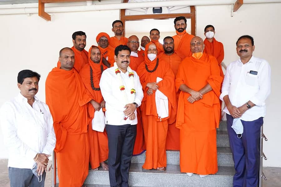 ಚಿತ್ರದುರ್ಗದ ಮುರುಘಾ ಮಠದಲ್ಲಿ ವಿವಿಧ ಮಠಾಧೀಶರೊಂದಿಗೆ ಬಿ.ವೈ.ವಿಜಯೇಂದ್ರ