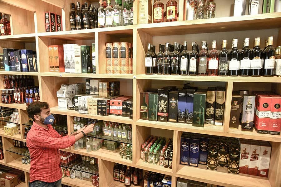 ಗ್ರಾಹಕರು ಇಲ್ಲದಿದ್ದರಿಂದಾಗಿ ಹುಬ್ಬಳ್ಳಿಯ ದೇಶಪಾಂಡೆ ನಗರದಲ್ಲಿರುವ ಮದ್ಯ ಮಾರಾಟದ ಅಂಗಡಿಯಲ್ಲಿ, ಮದ್ಯದ ಬಾಟಲಿಗಳನ್ನು ಜೋಡಿಸುವುದರಲ್ಲಿ ತೊಡಗಿದ್ದ ಸಿಬ್ಬಂದಿ ಪ್ರಜಾವಾಣಿ ಚಿತ್ರ: ತಾಜುದ್ದೀನ್ ಆಜಾದ್