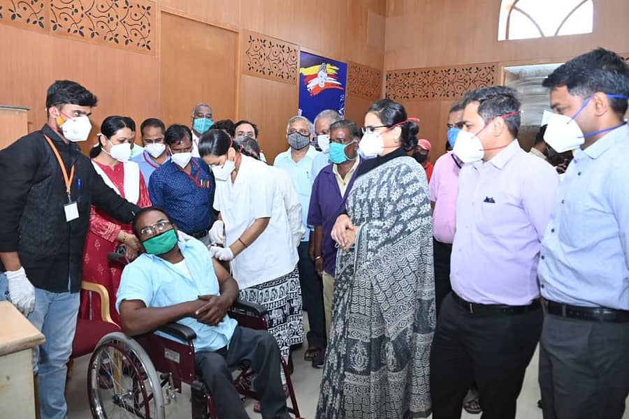 ಕಲಬುರ್ಗಿಯಲ್ಲಿ ಶುಕ್ರವಾರ ಅಂಗವಿಕಲರ ಲಸಿಕಾ ಕಾರ್ಯಕ್ರಮವನ್ನು ಜಿಲ್ಲಾಧಿಕಾರಿ ವಿ.ವಿ. ಜ್ಯೋತ್ಸ್ನಾ ಪರಿಶೀಲಿಸಿದರು