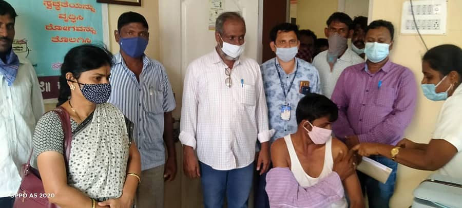 ಕೊಪ್ಪಳ ತಾಲ್ಲೂಕಿನ ಕವಲೂರು ಗ್ರಾಮದಲ್ಲಿ ಕಟ್ಟಡ ಮತ್ತು ಕಲ್ಲು ಕ್ವಾರಿ ಕಾರ್ಮಿಕರಿಗೆ ಕೋವಿಡ್ ಲಸಿಕೆ ಹಾಕುವ ಕಾರ್ಯಕ್ರಮಕ್ಕೆ ಜಿಲ್ಲಾ ಕಾರ್ಮಿಕ ಇಲಾಖೆ ಅಧಿಕಾರಿ ವೀಣಾ ಮಾಸ್ತಿ ಚಾಲನೆ ನೀಡಿದರು