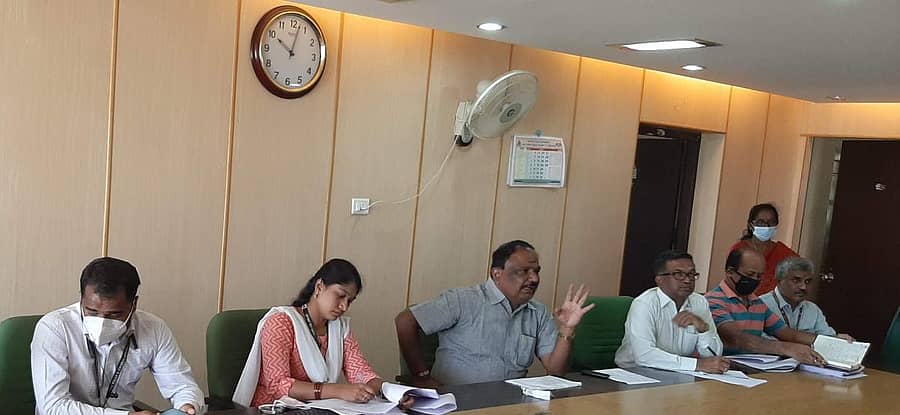 ಡಿಸಿಸಿ ಬ್ಯಾಂಕ್ ಅಧ್ಯಕ್ಷ ಎಂ.ಗೋವಿಂದಗೌಡ ಕೋಲಾರದಲ್ಲಿ ಶುಕ್ರವಾರ ಅವಿಭಜಿತ ಜಿಲ್ಲೆಯ ಎಲ್ಲಾ ಶಾಖೆಗಳ ಸಿಬ್ಬಂದಿಯೊಂದಿಗೆ ಆನ್ಲೈನ್ ಮೂಲಕ ಸಭೆ ನಡೆಸಿದರು